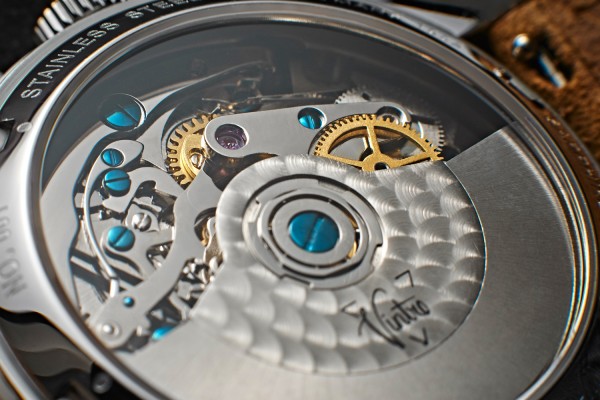 Venus, à l’origine des mouvements des chronographes russes et chinois. LEMANS1952-Automatik-edelstahl-1500-16_600x600